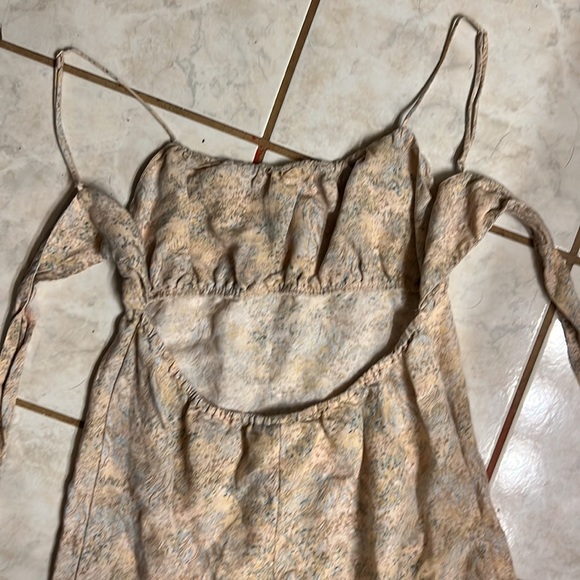 H&M medium dress. Ties a bow in back. - Picture 9 of 9